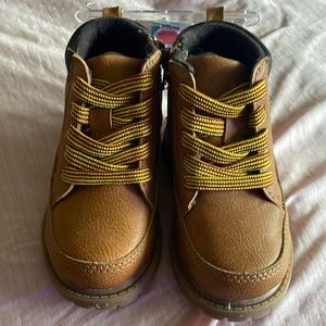 Carter kids size 5 Trail Boots
